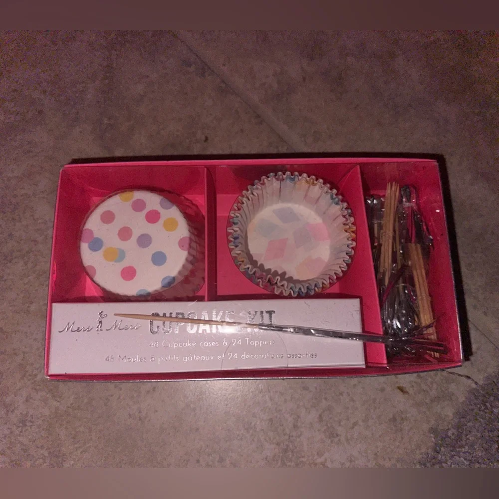 NWT cupcake 🧁 kit with toppers